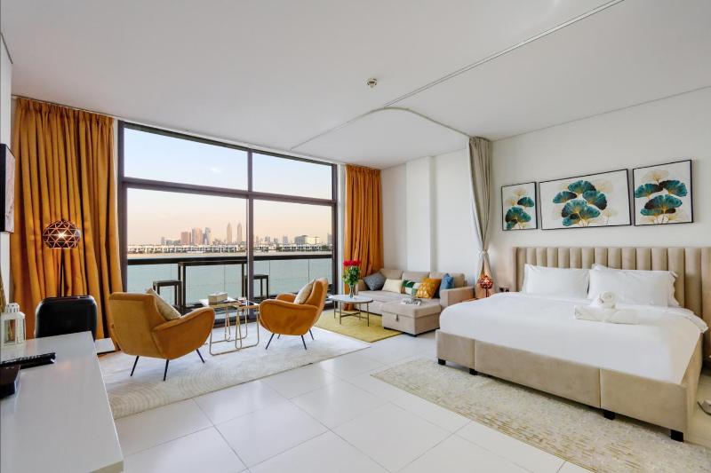 Livbnb - Seaside Studio w/ Private Terrace in Palm — отель с удобствами в Дубае