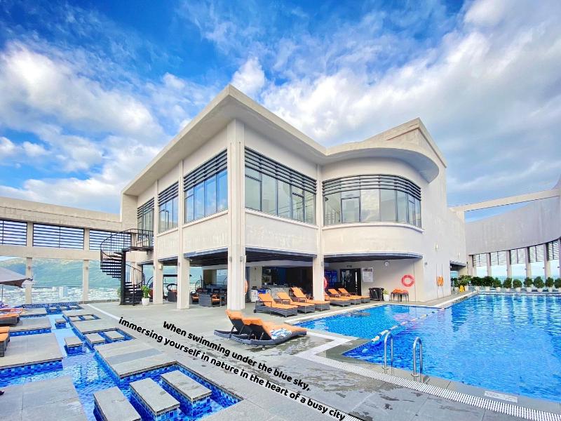 The Ocean Views Luxury Apartment — забронировать отель в Дананге