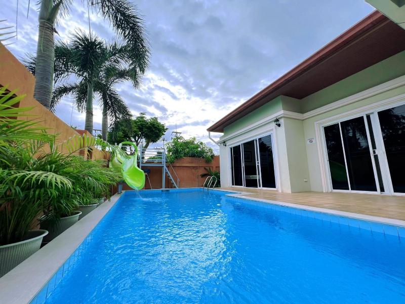 Baronial villas 3 bedrooms pool Villa — отель с удобствами в Паттайе