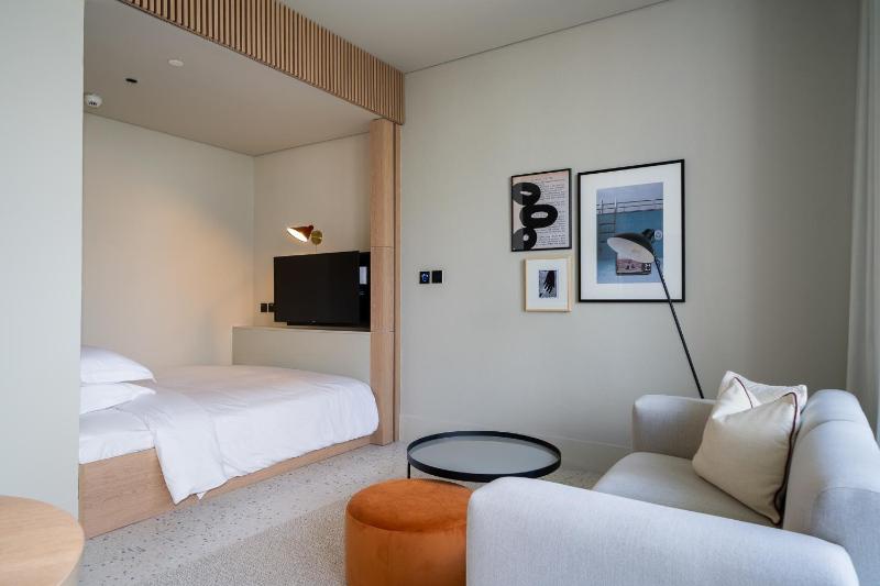 ALH Vacay - Upside Living - Studio with pool view — комфортный отель в Дубае