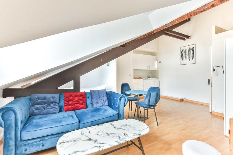 Cozy Parisian Apartment with Spectacular City Views — забронировать отель в Париже