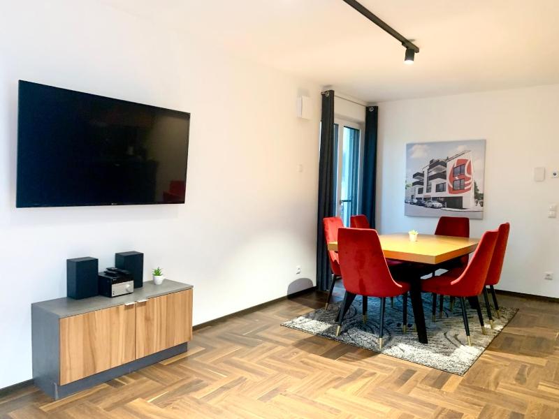 Moblierte Wohnung + Parkplatz und Terrasse — отель с удобным расположением в вене