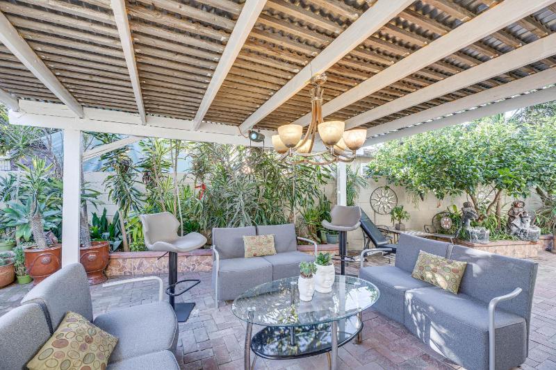Los Angeles Apartment with Patio, 4 Mi to Downtown! — забронировать отель в Лос-Анджелесе