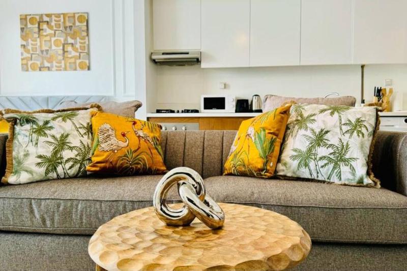 Bright Studio with Pool Views at Hameni Tower, JVC — отель с удобным расположением в Дубае
