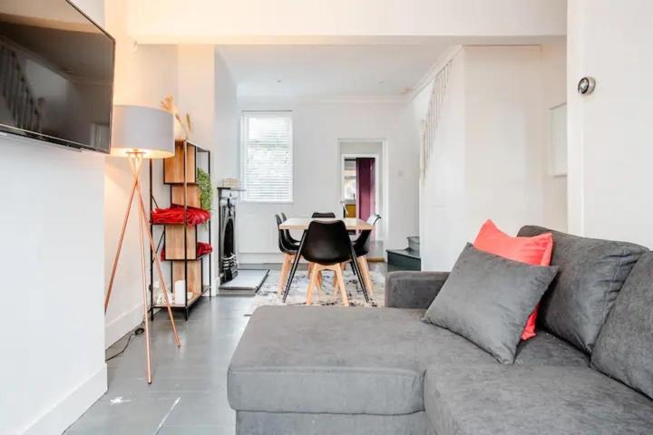 Spacious Stratford house — отель с удобным расположением в Лондоне