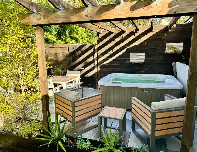 HOT TUB HOUSE ON GOLF COURSE! 10 MINs TO THE BEACH — отель с удобным расположением в Майами