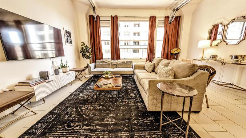 Classic Los Angeles Elegance in Downtown, Sleeps 4, Free Parking and 360 Degree View Roof Top Pool! — отель с удобным расположением в Лос-Анджелесе