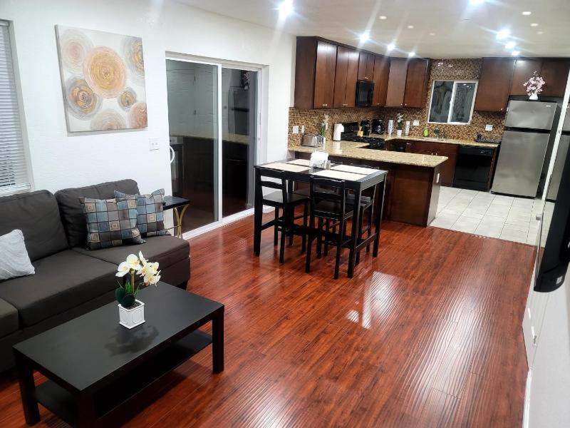 4 Bedrooms & 2.5 Bathrooms in LA — забронировать отель в Лос-Анджелесе