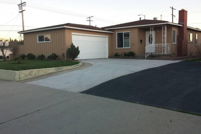 Family getaway 3 BR 2 Bath home in Lomita, CA. — забронировать отель в Лос-Анджелесе