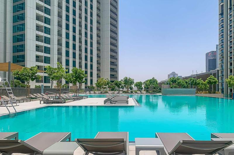 Breathtaking Downtown & Burj Khalifa Views ~ Pool! — отель в Дубае, Объединенные Арабские Эмираты
