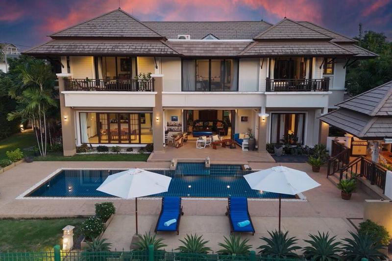Цены на Luxury 4 BR Lake Front Villa в Пхукете