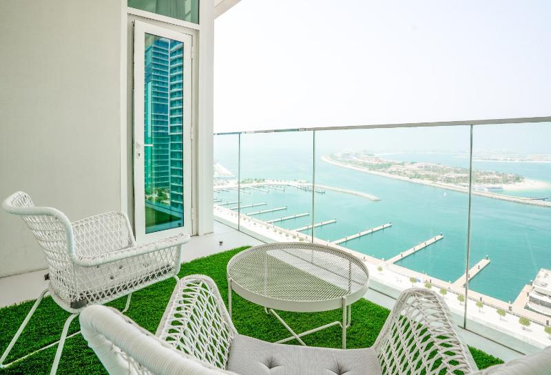 Homesgetaway- Scenic 1BR in Sunrise Bay Emaar Beach Front — отель с удобствами в Дубае