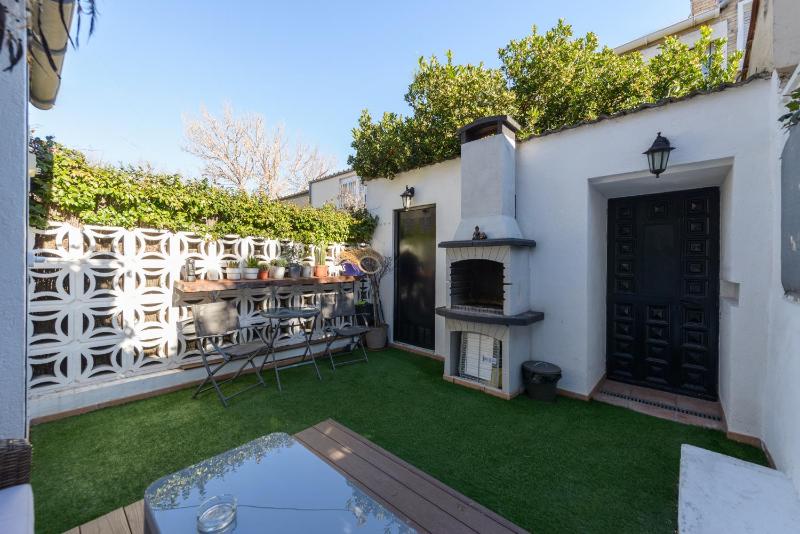 Sabadell calle, casa familiar de 3 dormitorios con terraza junto metro Fuencarral — комфортный отель в Мадриде