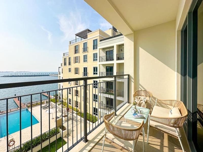 Цены на HiGuests - Dream stay in our Cozy 2BR in La Rive Community в Дубае