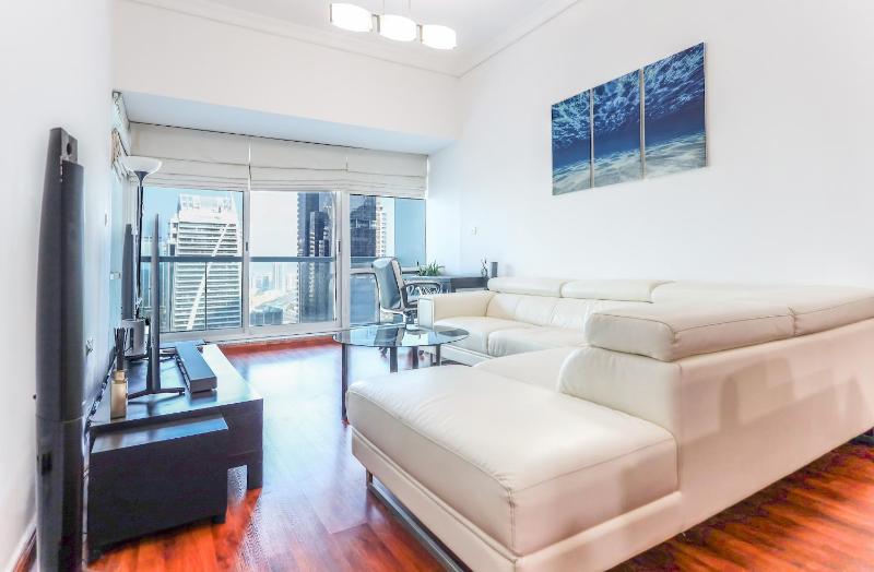 Elite LUX Holiday Homes - Stunning 1BDR Metro Access in JLT Dubai — отель с удобным расположением в Дубае