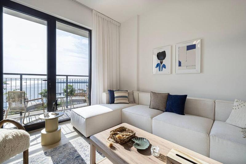 Цены на Breathtaking Sea View 1 bedroom Suite, La Rive - La Mer Beach, Dubai в Дубае