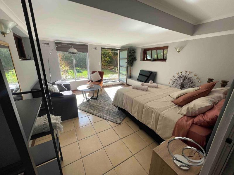 Lavish Camps Bay Pool Side Apartment — отель в Кейптауне, Южноафриканская Республика
