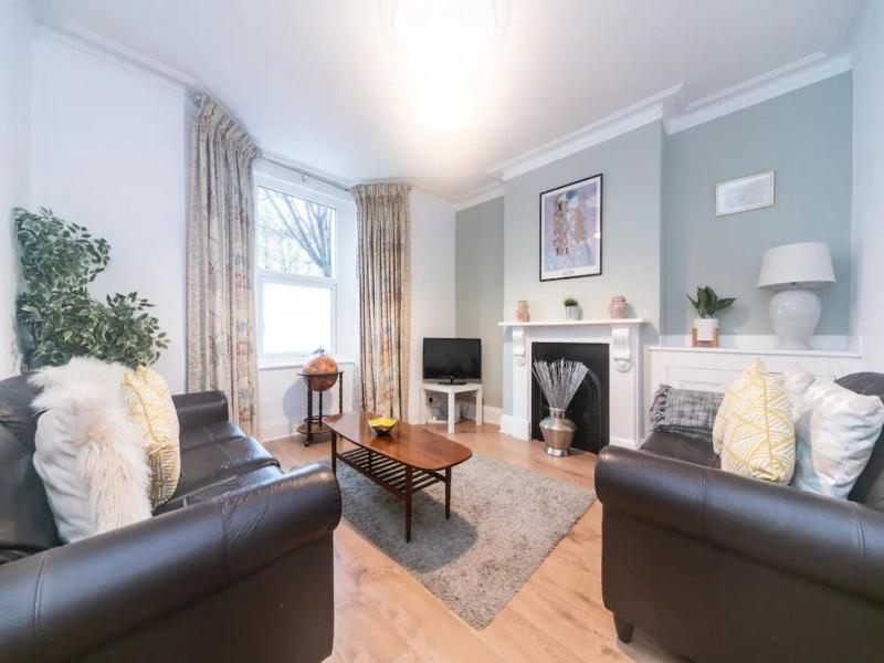 Pass the Keys Characterful Victorian Home Near Central London — отель с удобствами в Лондоне