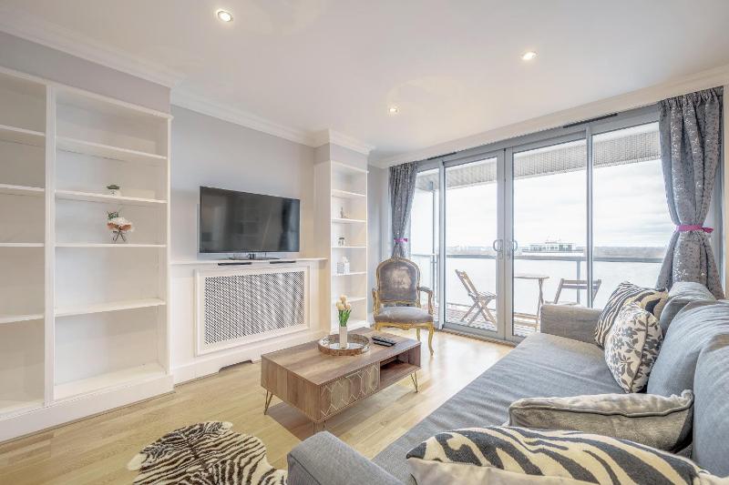 Stunning Flat on King's Road, Chelsea with Balcony — комфортный отель в Лондоне