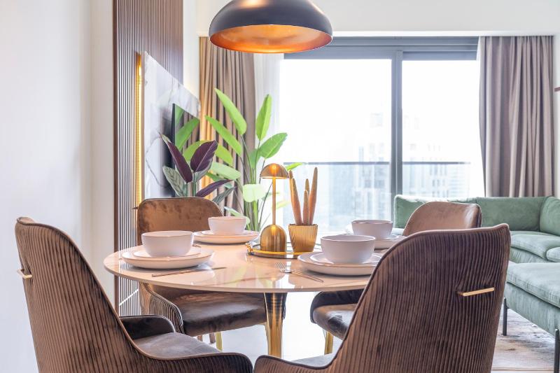 Chic Luxe 2BR I High Floor l by Burj Khalifa & Dubai Mall I Pool l Gym — забронировать отель в Дубае