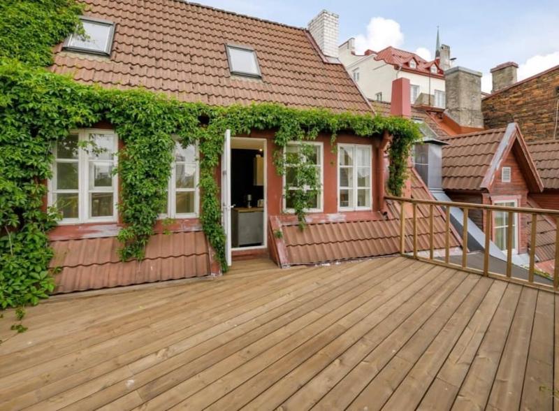 TOP FLOOR APARTMENT with TWO BALCONIES in the OLD TOWN — отель в таллине, Эстония