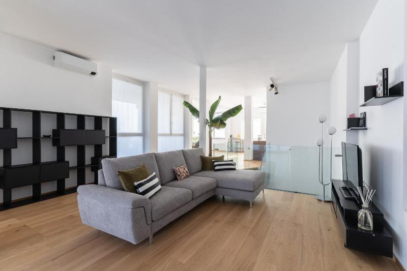 BMore San Babila - Luxury Apartments near Duomo — комфортный отель в Милане
