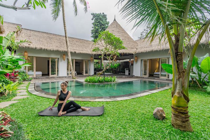 Brand new Luxury 3BR villa Ethnic Ubud # 1 — отель с удобствами в Убуде