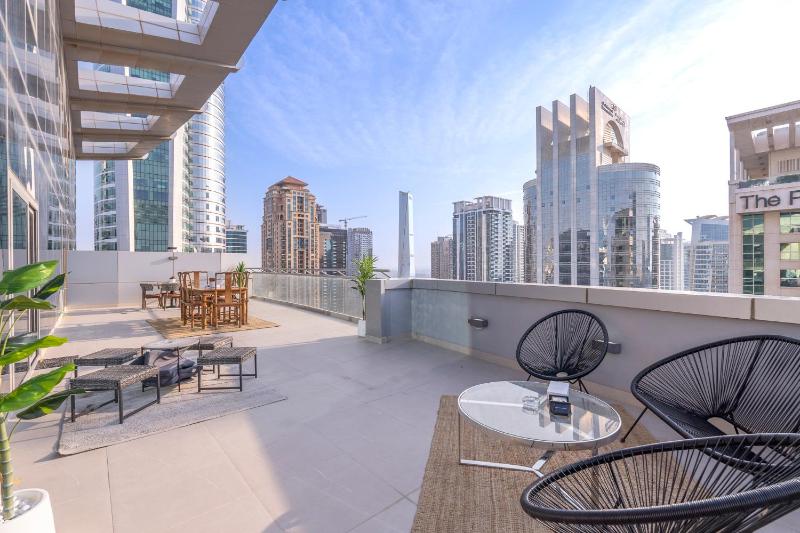 The Iconic Luxury 4BR Penthouse Near to Jumeirah Beach and Infront of DMCC Metro Station — комфортный отель в Дубае