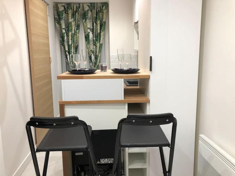 Цены на Charmant studio entre Saint-Lazare et Montmartre в Париже