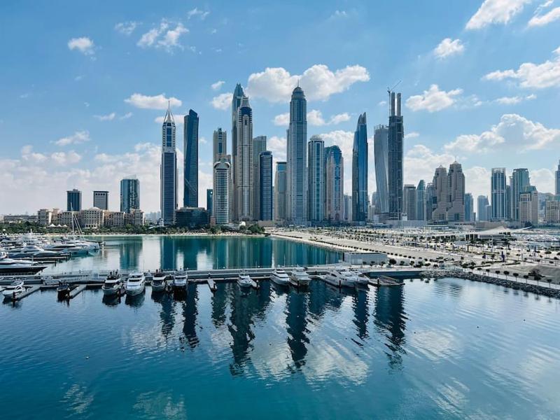 Luxury Private beach apartment — отель с удобным расположением в Дубае