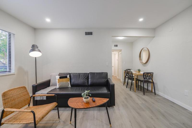 Apartment in Calle Ocho a Slice of Little Havana — отель с удобствами в Майами