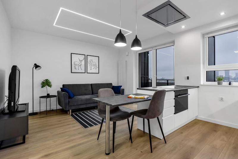 12th Floor Wola Modern Apartment — отель с удобствами в Варшаве