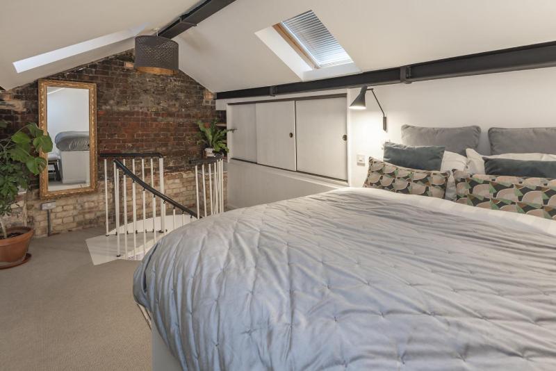 Heart of Hackney Cosy 1BR London Loft Apt. — отель с удобствами в Лондоне