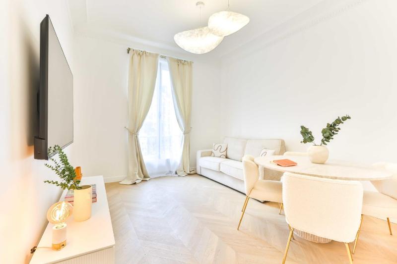 Charming 2BR - 6P - Eiffel Tower — забронировать отель в Париже