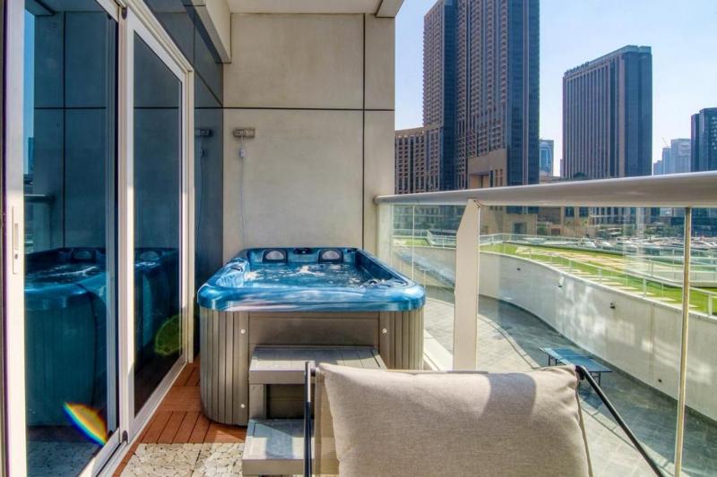Ultra Luxury With Privet Jacuzzi and Marina View — отель с удобным расположением в Дубае