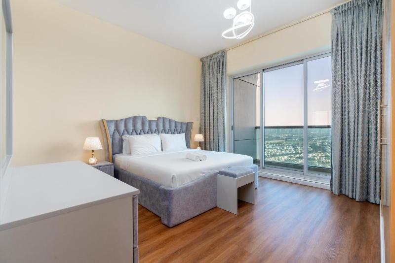 Stylish 1BR Apartment with Stunning JLT Views — отель с удобствами в Дубае