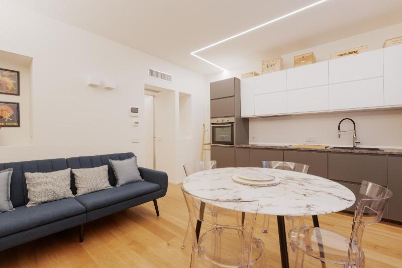 Chic & Modern Flat just 450 mt from Centrale FS — отель с удобствами в Милане