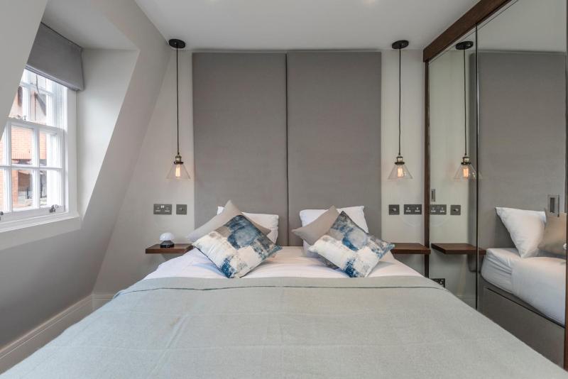 Luxury Georgian House in Marylebone: Modern 1-Bed Retreat — отель с удобным расположением в Лондоне