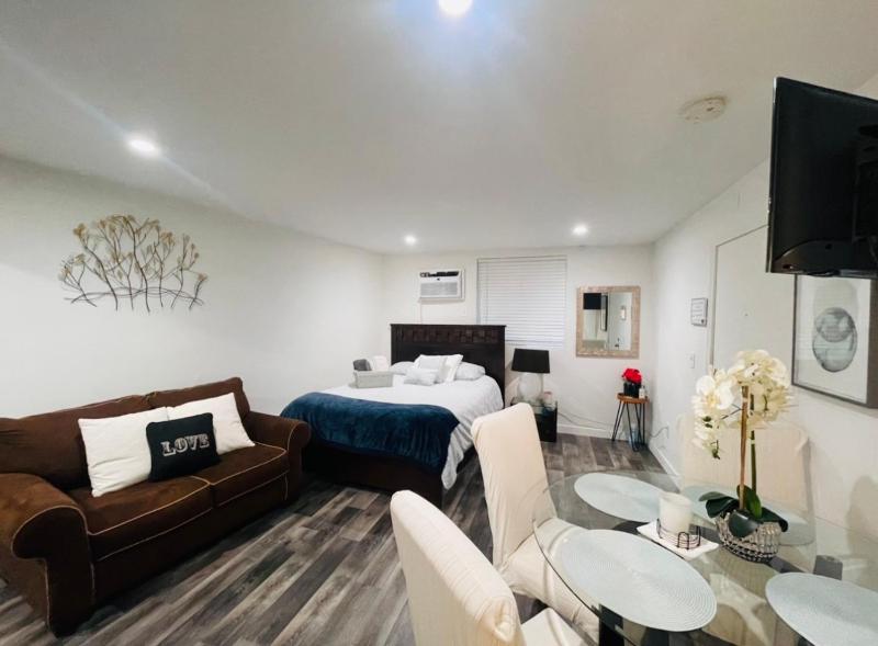 Цены на Lovely Sherman Oaks Studio в Лос-Анджелесе