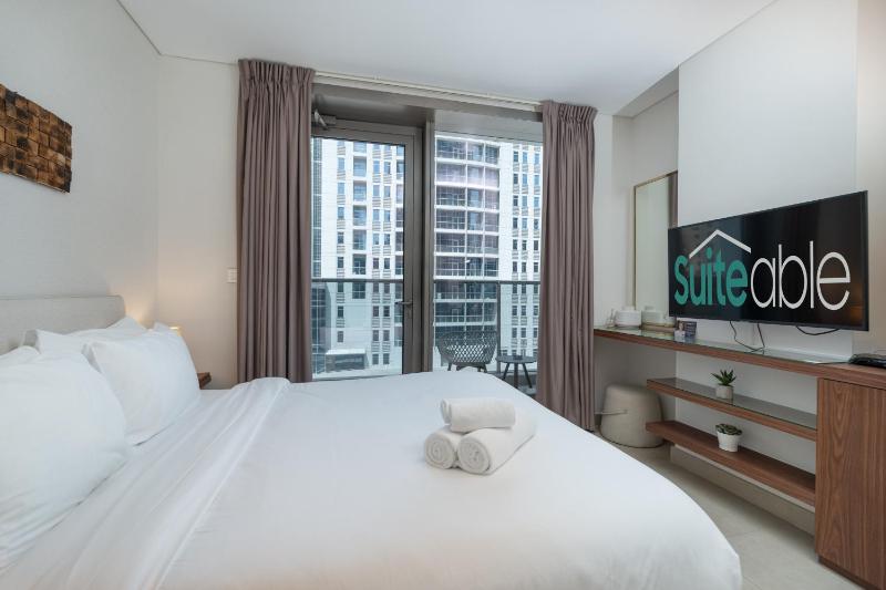 Amazing Studio Sparkle Tower JBR by Suiteable — отель с удобствами в Дубае