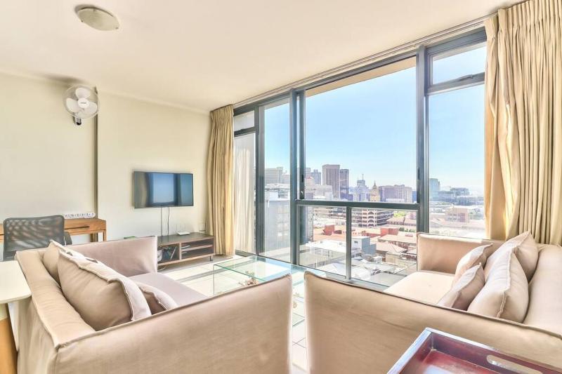 Panoramic city view apartment with back up power system — комфортный отель в Кейптауне