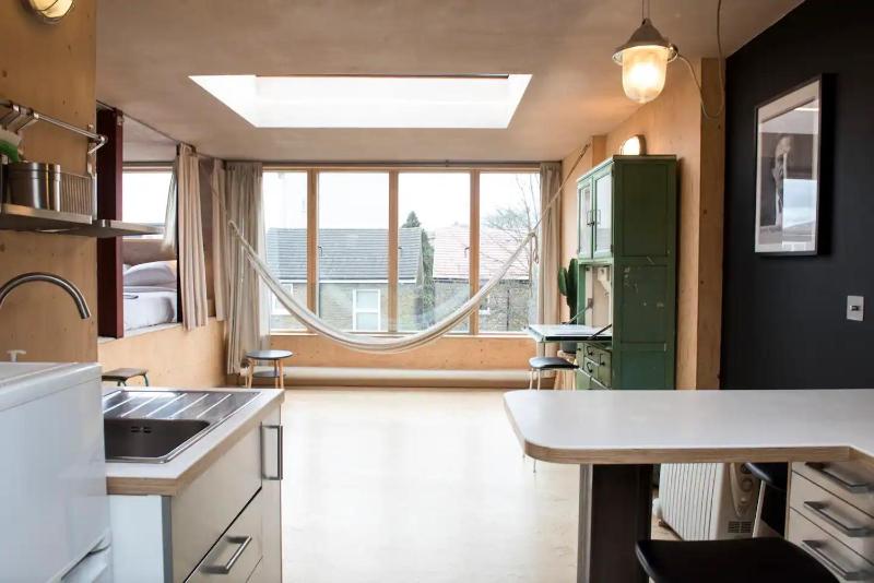 Stunning studio loft in Brixton, London — комфортный отель в Лондоне