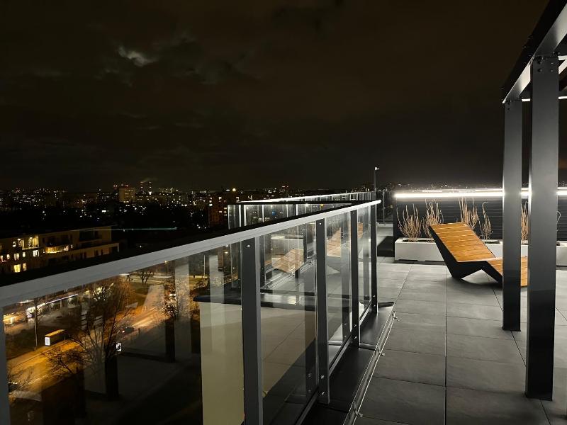 Warsaw Airport Wyscigi - City and Green View Apartment with free parking — отель с удобствами в Варшаве