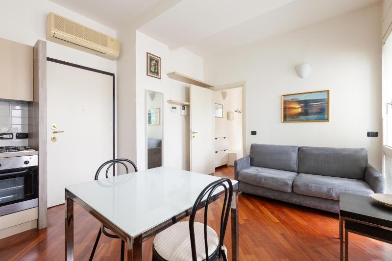 Bright & Comfy Apartment with Parking — отель в Милане, Италия