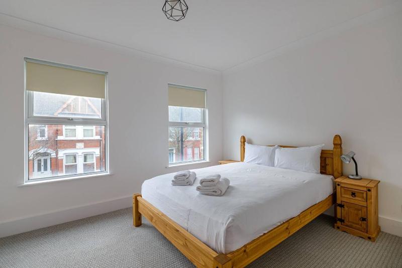 Pass the Keys - Spacious House 10mins from Stratford Village — отель с удобствами в Лондоне