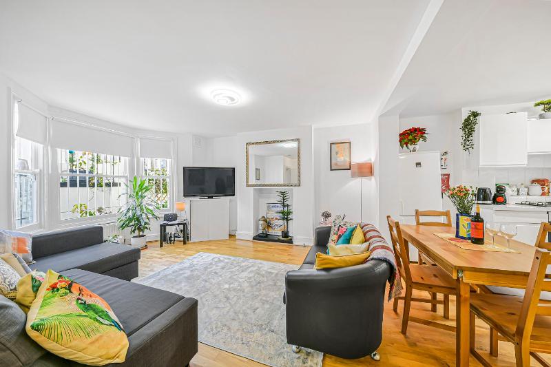 Stylish Central 2-Bed Apartment with Pvt Garden — комфортный отель в Лондоне