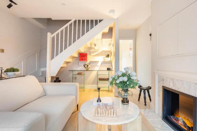 Цены на Spring Stays Cosy 2-Bed Residence with Free Parking в Лондоне