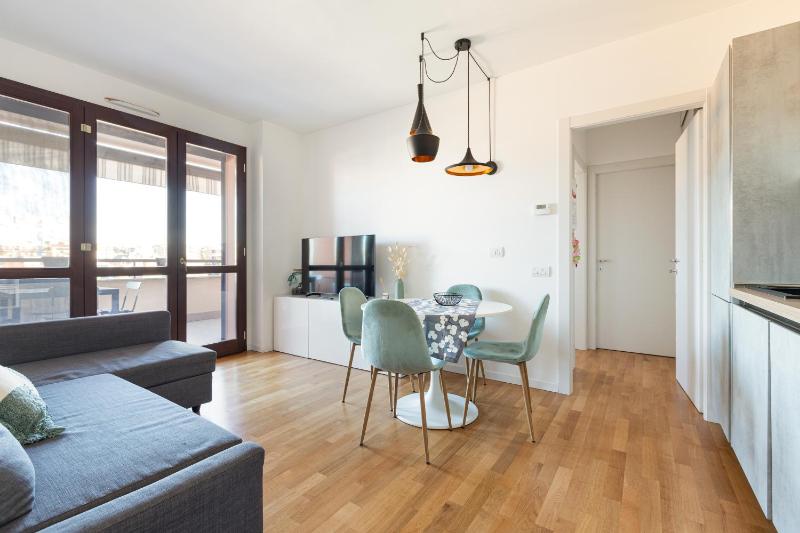 Sweet Milano Apartment - with Balcony — отель с удобным расположением в Милане