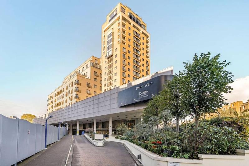 Large 1 bed flat near Hyde Park — отель с удобным расположением в Лондоне