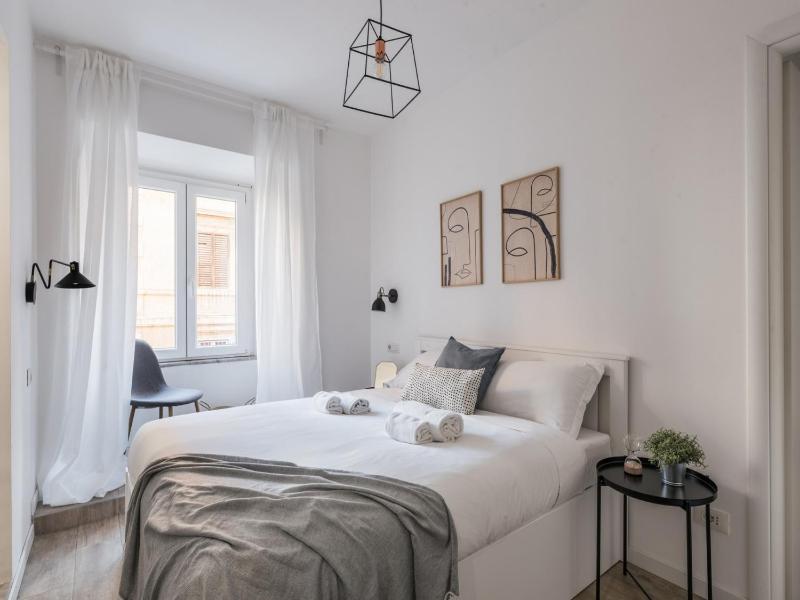 The Best Rent - Three-room apartment near the Colosseum — отель с удобствами в Риме